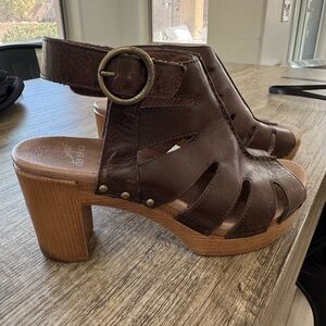 Dansko "Demetra" Brown Leather Peep Toe Platform Sandal 38 in Great Condition